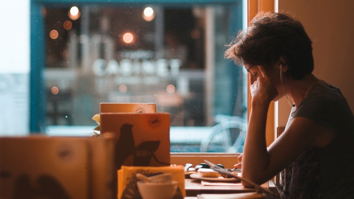 Kehilangan konsentrasi saat bekerja. (Foto: Unsplash/Reinhart Julian)