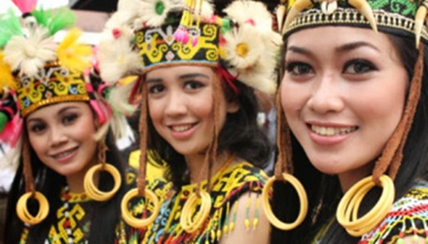 perhiasan wanita dayak