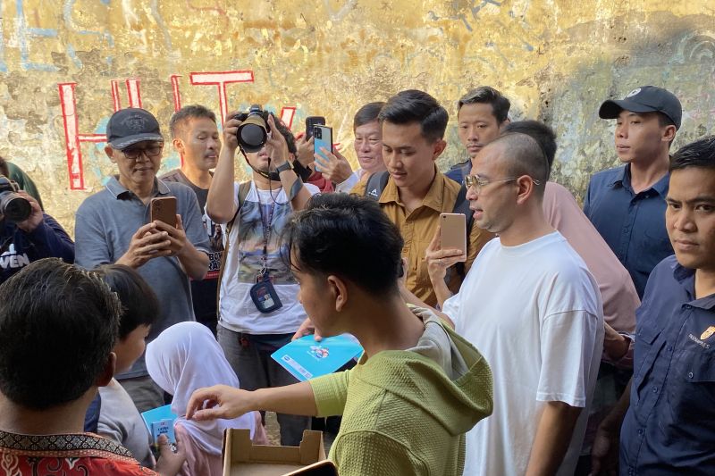 Gibran Blusukan lagi ke Jakarta, Bagi-Bagi Susu Bareng Raffi Ahmad