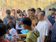 Gibran Blusukan lagi ke Jakarta, Bagi-Bagi Susu Bareng Raffi Ahmad
