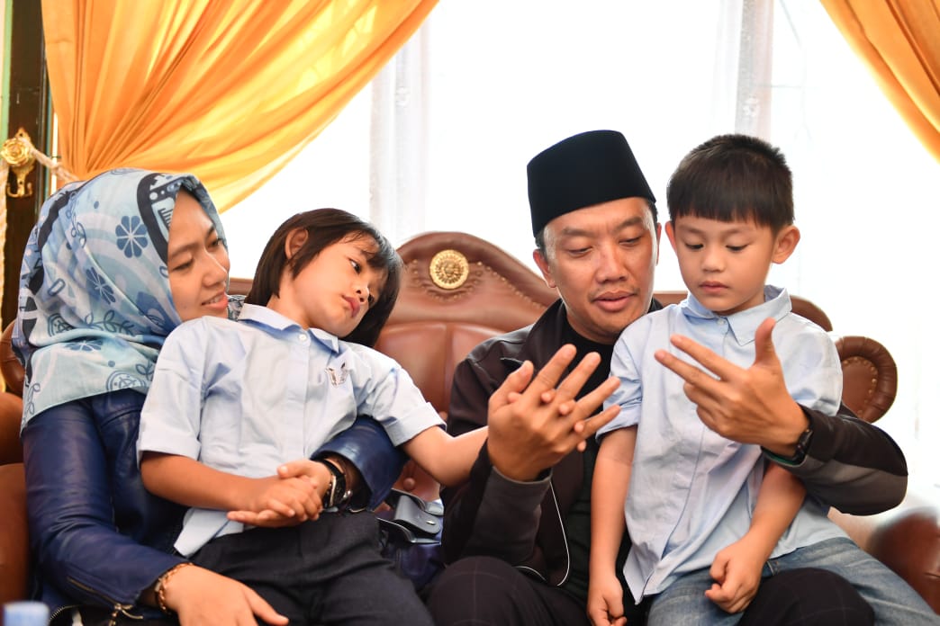 Di Tengah Kesibukannya, Menpora Sempatkan Ziarah ke Makam Herman Seventeen