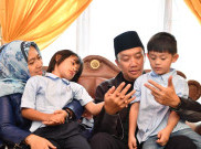 Di Tengah Kesibukannya, Menpora Sempatkan Ziarah ke Makam Herman Seventeen