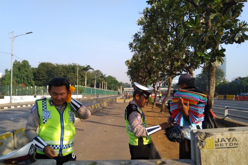 polisi beli masker