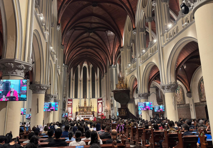 Lebih dari 3.000 Umat Hadiri Misa Pontifikal Natal di Katedral Jakarta
