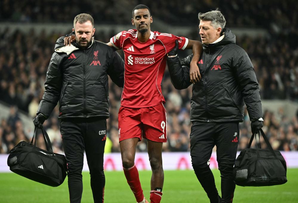 Alexander Isak Naik Meja Operasi Buntut Patah Tulang Fibula Saat Mo Salah Absen, Hugo Ekitike Jadi Andalan