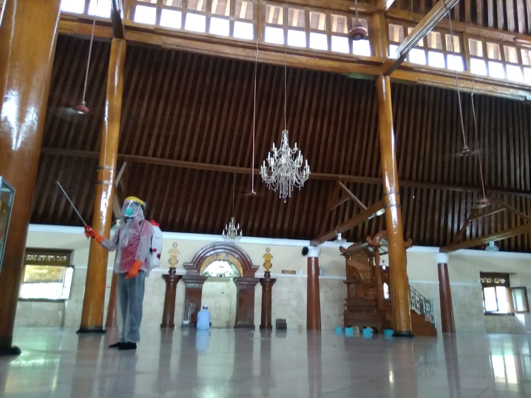 Petugas takmir menyemprot disinfektan di Masjid Agung Keraton Kasunanan Surakarta Hadiningrat, Jawa Tengah, Rabu (22/4). MP/Ismail)