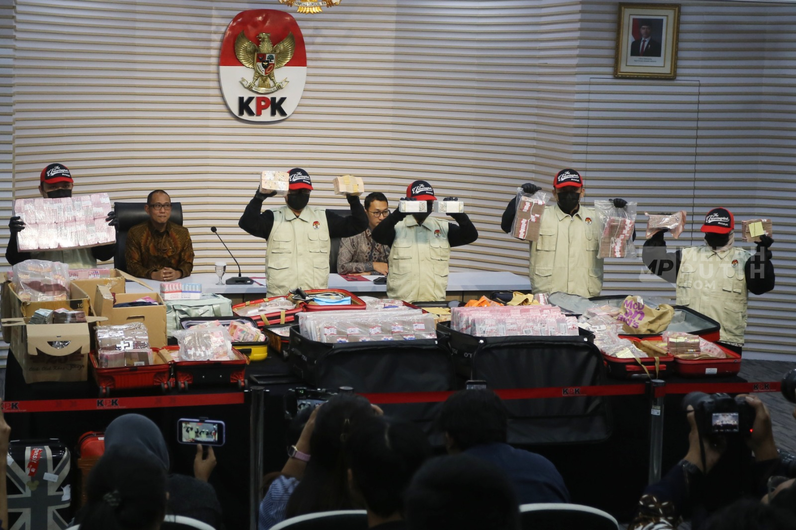 KPK Pamerkan Barang Bukti OTT BPN Bogor, Uang Senilai Rp106,3 Miliar Disita