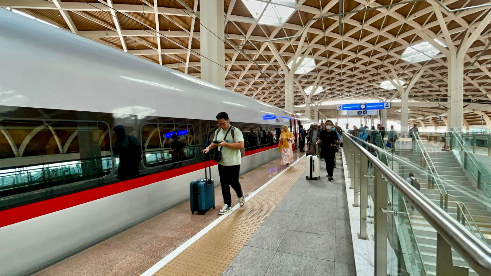 Kembali Beroperasi Pasca Gempa, Kecepatan Kereta ‘Whoosh’ Melambat
