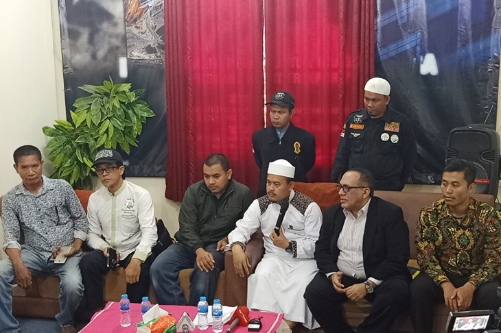Ketua Dewan Pengurus Pusat Persaudaraan Alumni 212, Slamet Ma'arif (ketiga dari kanan), menjawab pertanyaan wartawan dalam konferensi pers di Sekretariat DPP PA 212, Jalan Condet, Kramat Jati, Jakarta Timur, Rabu (9/10/2019). (ANTARA/Andi Firdaus)
