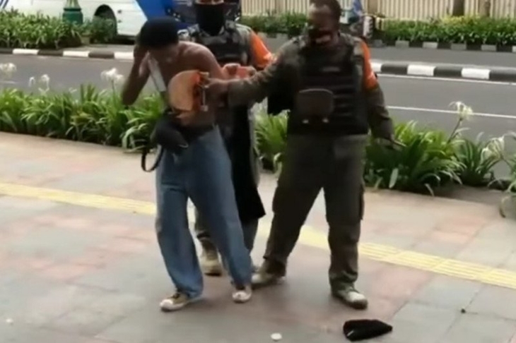 Petugas Satpol PP DKI menertibkan pemain skateboard di sekitar Jalan Thamrin, Jakarta Pusat, Rabu (3/3/2021). (ANTARA/IG InfoJaksel)