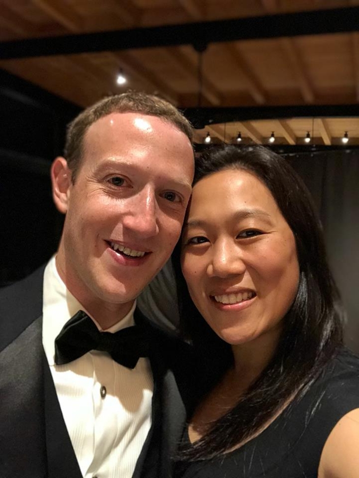Mark Zuckerberg bersama istrinya Chan. (Foto: Facebook Mark Zuckerberg)