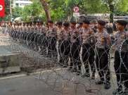 Polisi Hadang Ribuan Buruh Menuju Istana Merdeka