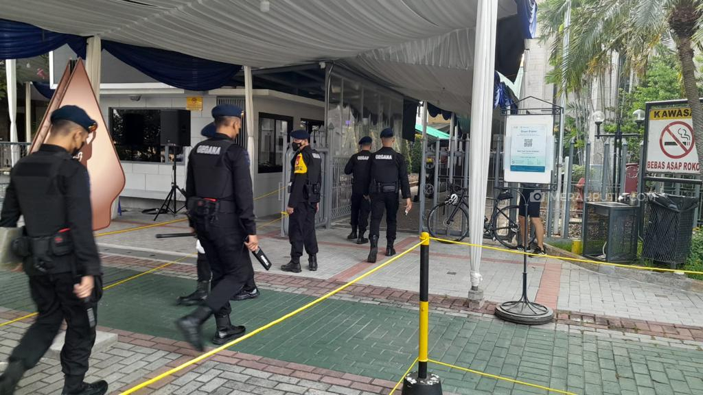 Brimob Sterilkan Gereja Katedral Jakarta dari Ancaman Benda Berbahaya