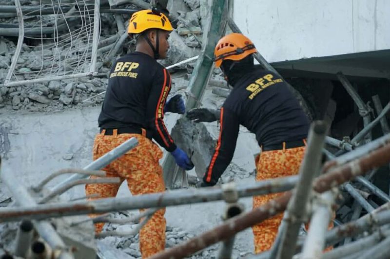 21 Orang Tewas Akibat Bangunan Ambruk di Filipina