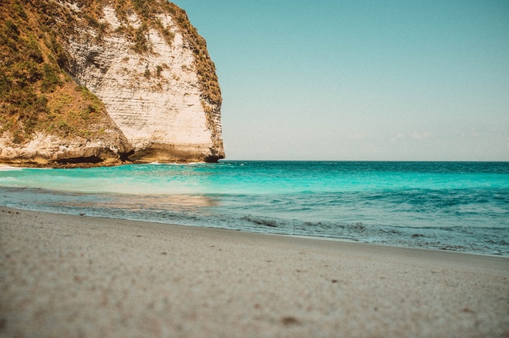 Kelingking Beach. (Foto unsplash/kilarov345)