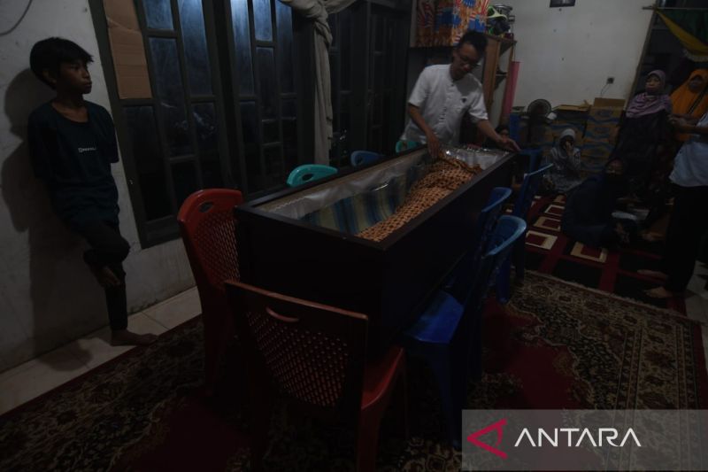 Sejumlah kerabat berada di dekat jenazah Mahmud Ismaun, korban penembakan kelompok bersenjata Papua di rumah duka di Palu, Sulawesi Tengah, Minggu (17/7/2022). Jenazah salah satu dari delapan korban penembakan oleh kelompok bersenjata Papua tiba di Palu dan akan dimakamkan di pemakaman keluarga pada Senin (18/7/2022). ANTARA FOTO/Mohamad Hamzah