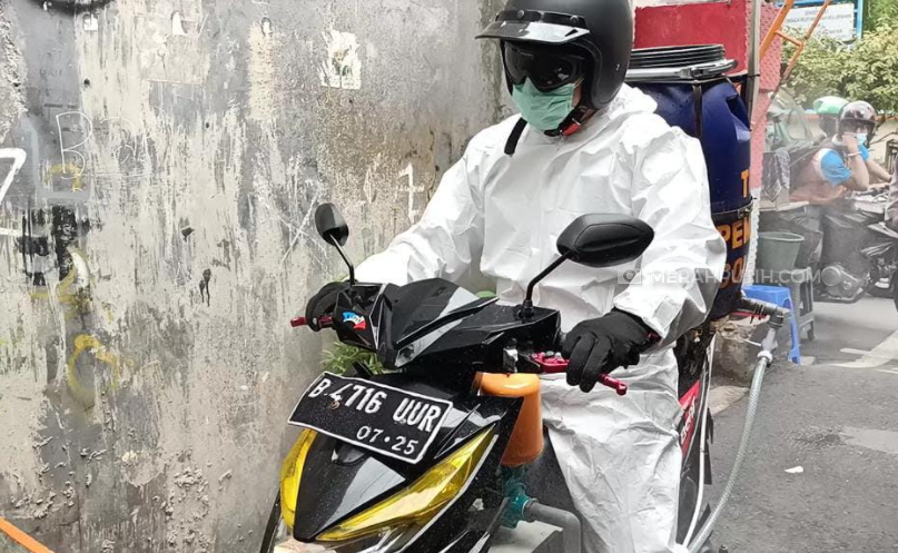Inovatif! Polisi Ini Sulap Motornya Jadi Penyemprot Disinfektan Tekan Penyebaran COVID-19 di Jakpus