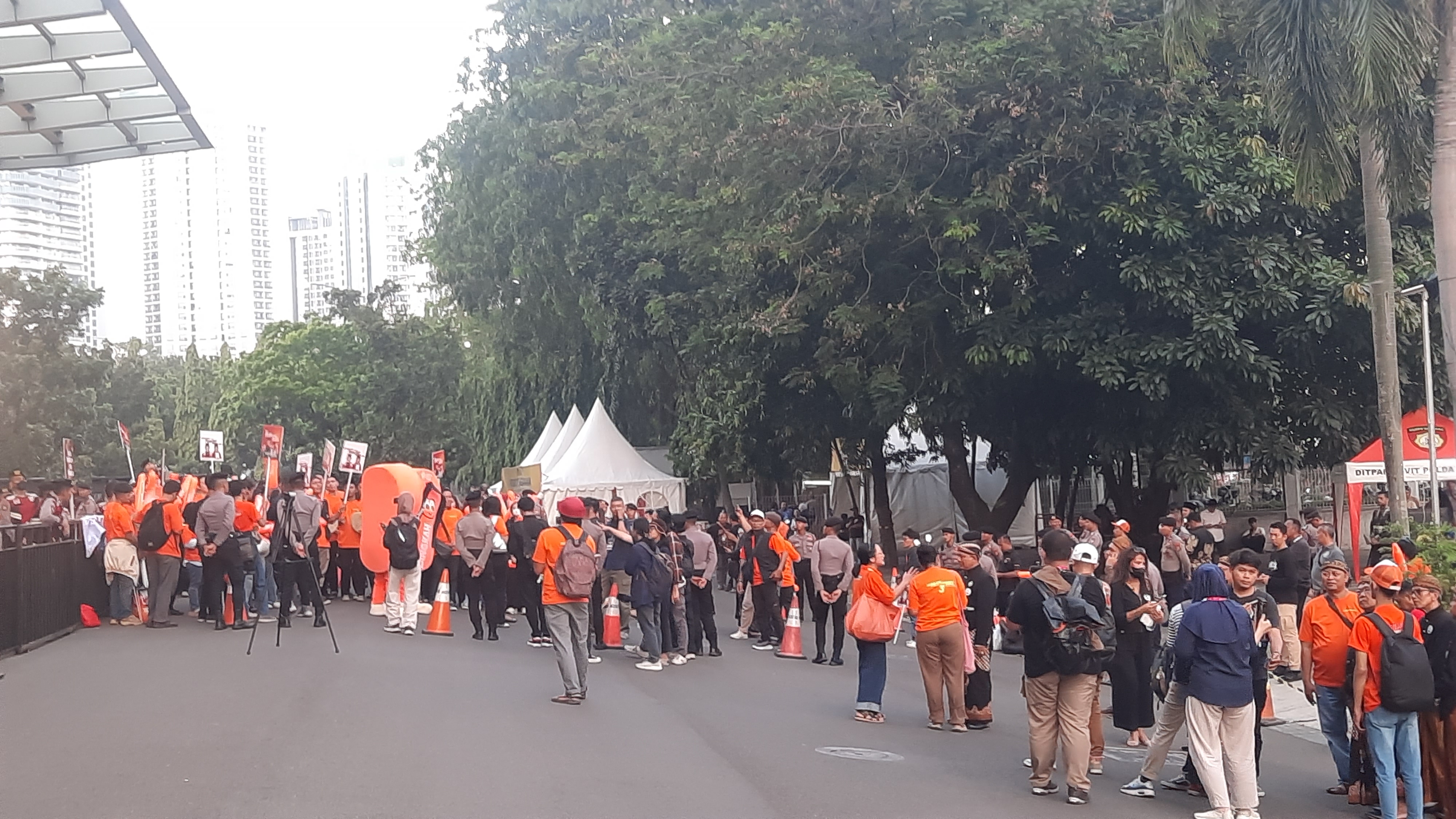 Pendukung Ketiga Paslon Dilarang Bawa Toa saat Debat Perdana Pilkada Jakarta 2024