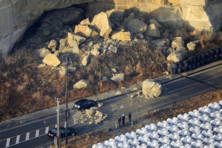 Tanah longsor di kota Soma, prefektur Fukushima, Jepang, pada Minggu (14/2) yang terjadi akibat gempa bumi berkekuatan 7,3 magnitudo. Gempa Jepang ini tidak berisiko tsunami.(KYODO NEWS/HIRONORI ASAKAWA via AP PHOTO)