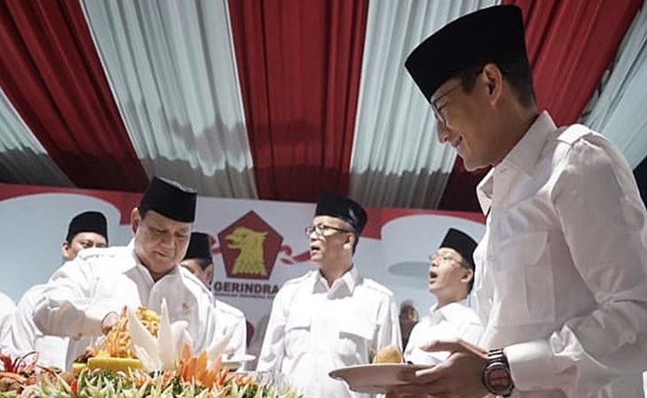 Ketua Umum Partai Gerindra Prabowo Subianto memotong tumpeng perayaan HUT Partai Gerindra yang ke-12
