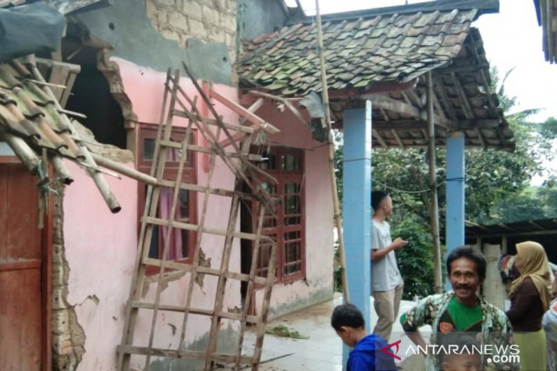 Salah satu rumah terdampak gempa di Desa Purwabakti Kecamatan Pamijahan Kabupaten Bogor, Jawa Barat, Selasa (10/3/2020). (ANTARA/HO-BPBD Kabupaten Bogor)