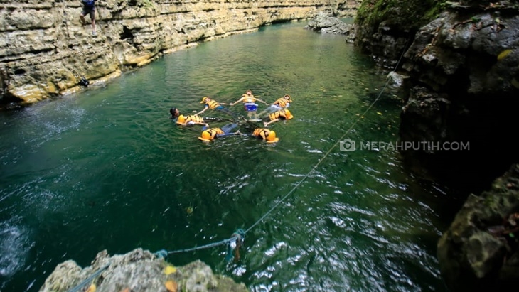 Mengarungi Indahnya Green Canyon di Desa 'Juara' Kertayasa