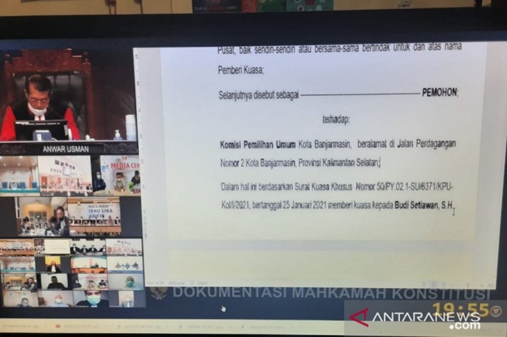Hakim Ketua Mahkamah Konstitusi Anwar Usman membacakan hasil putusan MK secara langsung melalui kanal resmi MK RI. MK RI putuskan pemungutan suara ulang (PSU) di 88 TPS pada pemilihan Gubernur Jambi tahun 2020. (Antara/Muhamad Hanapi)