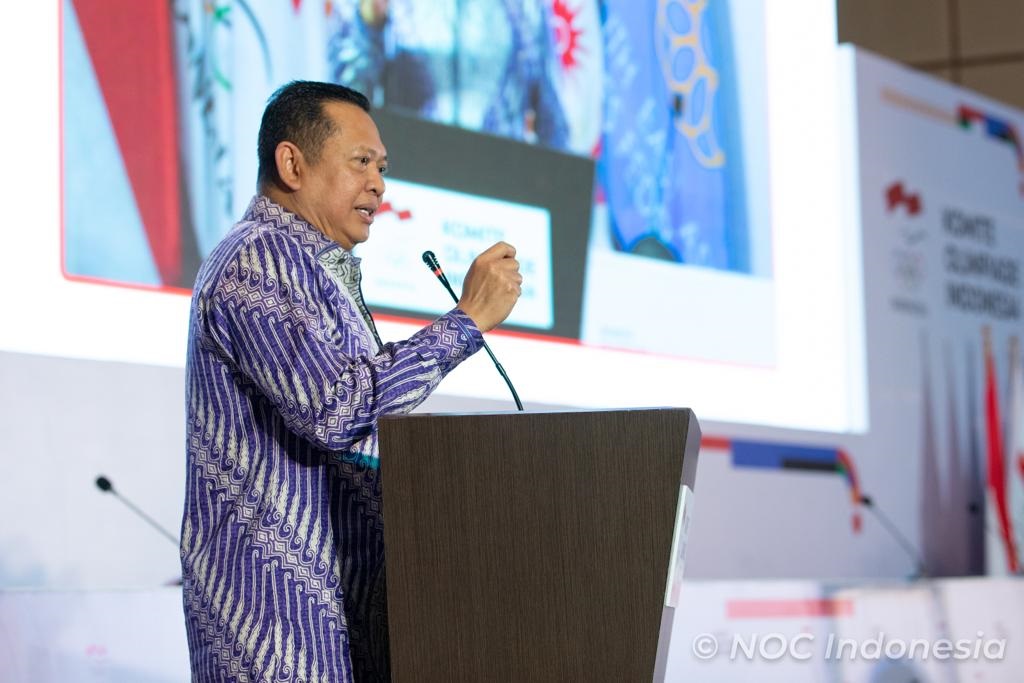 Ketua MPR, Bambang Soesatyo memberikan sambutan dalam acara Rapat Anggota dan KLB NOC Indonesia di Hotel Fairmont, Jakarta, Senin (6/3). Foto: NOC Indonesia/Naif Al'as