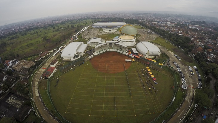Foto udara kompleks olahraga Arcamanik, di Bandung, Jawa Barat. (ANTARA FOTO/Raisan Al Farisi)