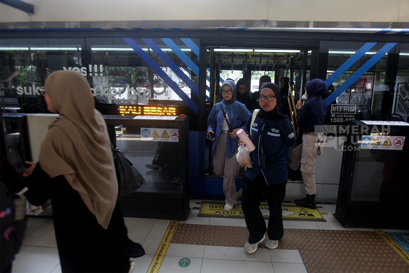 Penumpang turun dari Bus Transjakarta di Halte CSW, Jakarta Selatan, Rabu (29/10/2025).