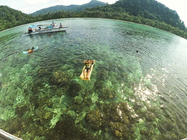 selain datarannya, laut di Pulau Mursala juga indah (Instagram/riiomanalu25)
