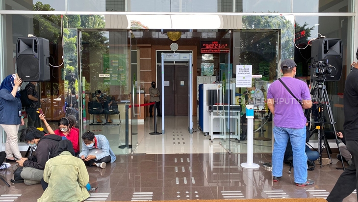 Gara-Gara Sinyal, Hakim Setuju Sidang Munarman Selanjutnya Luring
