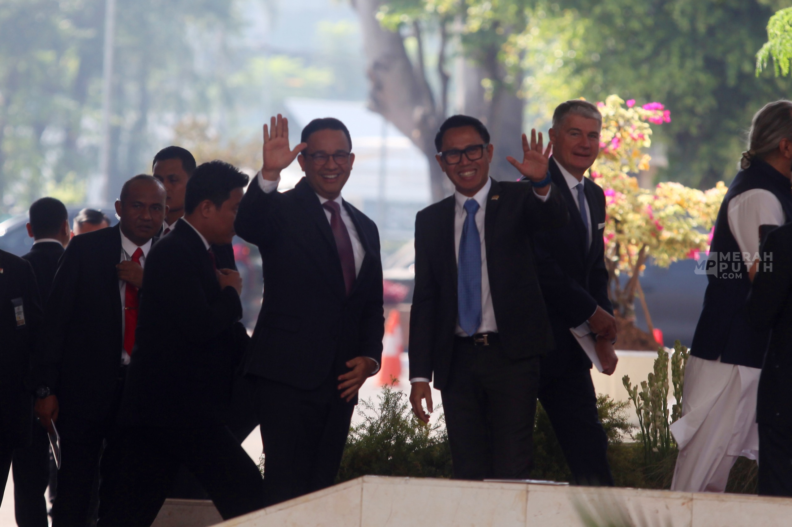 Anies Hormat dan Berdiri Saat Disebut Prabowo