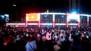 Lautan Manusia Rayakan Malam Tahun Baru 2025 di Bundaran HI