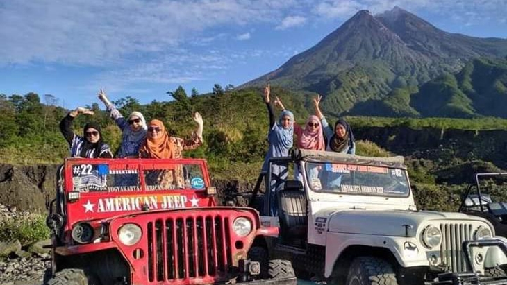Wisatawan menikmati Gunung Merapi dari Bukit Klangon. (Foto: MP/Humas Pemkab Sleman)