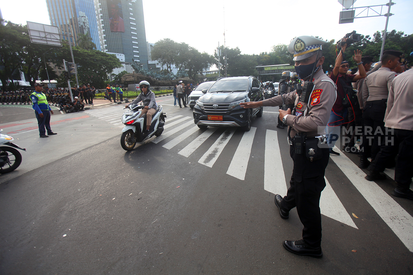 Polisi Jaga Arus Lalu-Lintas saat Aksi Demonstrasi Ojek Online di Patung Kuda Jakarta