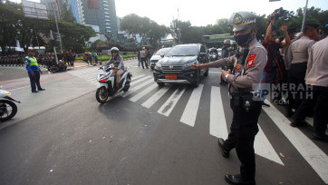 Polisi Jaga Arus Lalu-Lintas saat Aksi Demonstrasi Ojek Online di Patung Kuda Jakarta