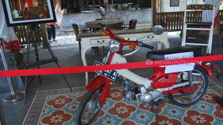 Kisah Mendebarkan Gesang dengan Sepeda Motor Antiknya