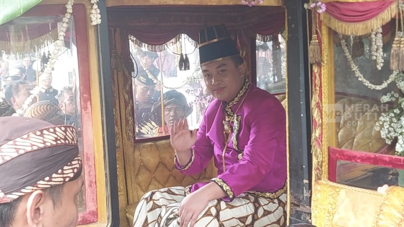 Jumenengan PB XIV, Warga Antusias Lihat Raja Keraton Solo Dikirab Kereta Garuda Kencana