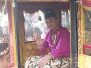 Jumenengan PB XIV, Warga Antusias Lihat Raja Keraton Solo Dikirab Kereta Garuda Kencana