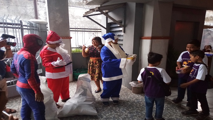 Spiderman dan Sinterklas berbagi kado natal di pada anak-anak jemaat Gereja Pelayanan Penyembahan Karismarik (GPPK), Pajang, Laweyan, Solo, Selasa (24/12). (MP/Ismail)
