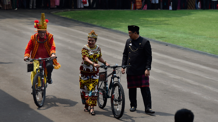 Raih Predikat Busana Adat Terbaik, Menteri Yasonna Dapat Sepeda 