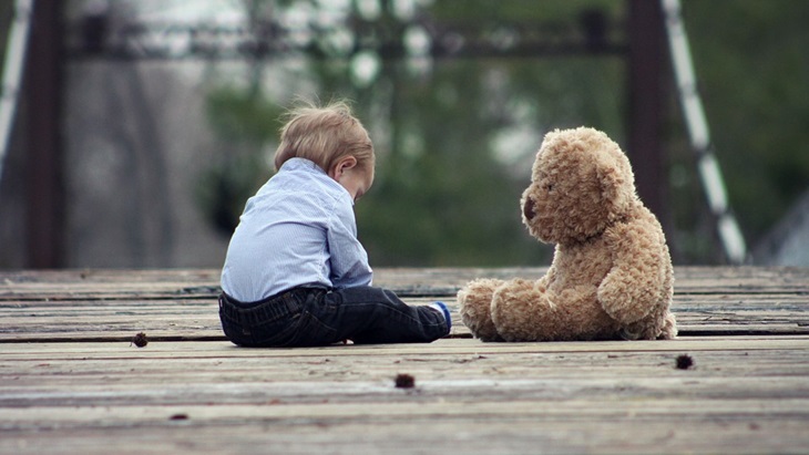 Anak dan boneka. (Pixabay/cherylholt)