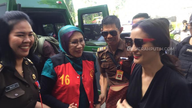 Ratna Sarumpaet bersama anaknya di PN Jakarta Selatan (MP/Kanugraha)