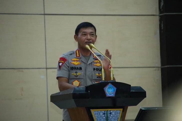 Kapolri Jenderal Pol. Idham Azis saat mengecek kesiapan pengamanan Natal 2019 dan Tahun Baru 2020 di Gereja Katedral Hati Tersuci Maria, Manado, Sulawesi Utara, Senin (23-12-2019). ANTARA/HO-Polri