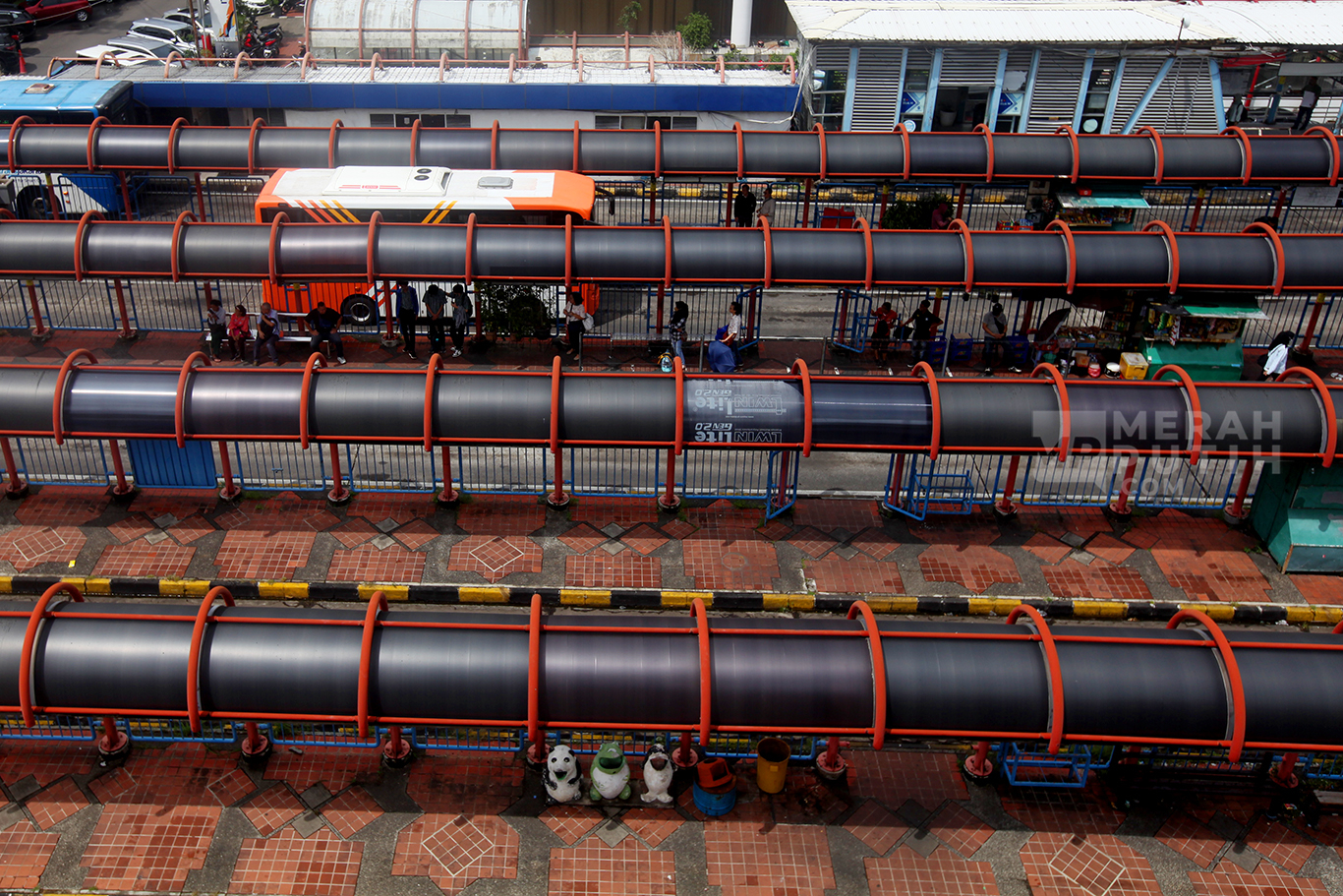 Suasana aktivitas penumpang menunggu kedatangan  bus di Terminal Blok-M di Jakarta, Rabu (8/1/2025).