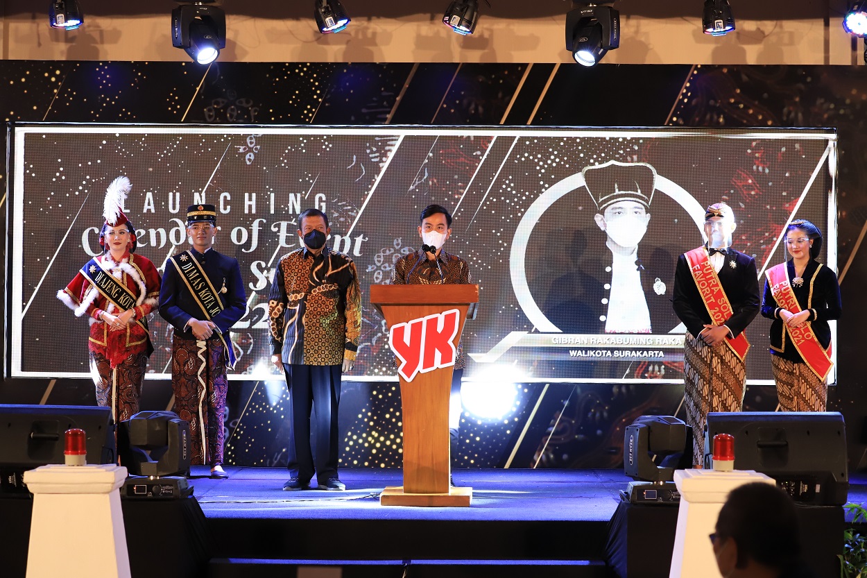 Wali Kota Solo Gibran Rakabuming Raka dan Wali Kota Yogyakarta launching Calendar event bersama 2022 di Grand Inna Malioboro, Yogyakarta, Sabtu (11/12) malam. (MP/Humas Pemkot Solo)