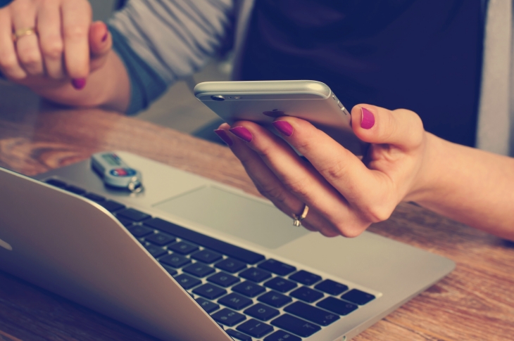 Lewat media sosial sering kali menimbulkan rasa insecure. (Foto: Unsplash/William Iven)
