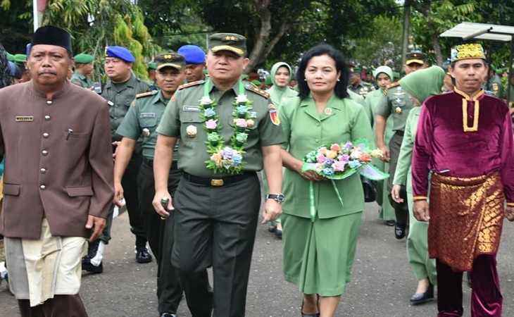 Mayjen TNI Tiopan Aritonang bersama istri