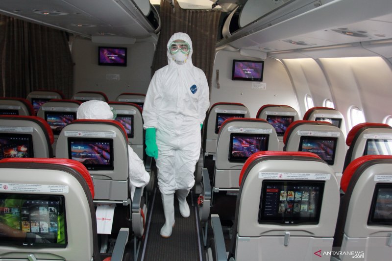 Awak kabin mengenakan baju steril dalam persiapan akhir penerbangan pesawat Batik Air untuk menjemput warga negara Indonesia (WNI) dari Wuhan, China, di Bandara Soekarno-Hatta, Tanggerang, Banten, Sabtu (1/2/2020). WNI yang dievakuasi dari Wuhan akan dikarantina di Kepulauan Natuna. ANTARA FOTO/Muhammad Iqbal/hp.